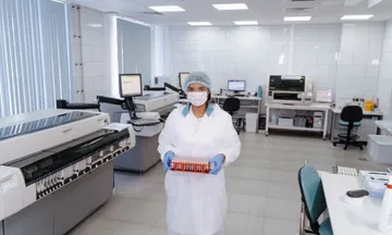 AI大手トップが揃って警告｜“AIが設計する生物兵器”に法規制を要求