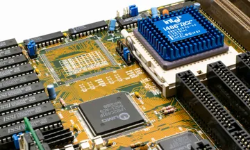 AMDがAnthropicに最大7500億円出資｜脱NVIDIAの一手
