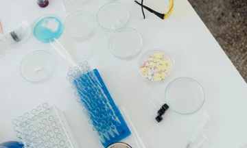Anthropicが自ら薬を作る側へ｜AI創薬参入の狙いと現在地