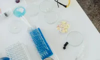 Anthropicが自ら薬を作る側へ｜AI創薬参入の狙いと現在地