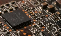 Anthropicが自前AIチップへ｜Samsungと協議、Claudeの計算戦略が動く