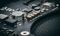 AnthropicがSamsungとカスタムAIチップ協議！10月IPO準備報道と合わせて明かす二正面戦略