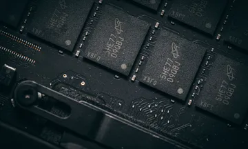 GoogleがGeminiをチップに焼き込む｜Frozen v2の狙い