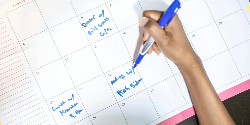 シフト作成が「月3日→ボタン1つ」に AIで現場を変えた「HITL設計」