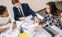 M365 Copilotは本当に一人負けか｜法人向けAI 4強を数字で比較