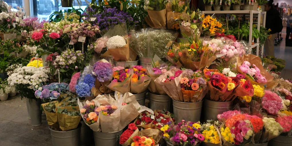 【AI実用例】横浜の駅前花屋がChatGPTで仕入れロス15%→5%・記念日DMを自動化した話