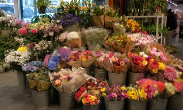 【AI実用例】横浜の駅前花屋がChatGPTで仕入れロス15%→5%・記念日DMを自動化した話