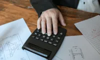 【AI実用例】岐阜の税理士事務所がClaudeで決算書チェック2時間→30分に短縮した話